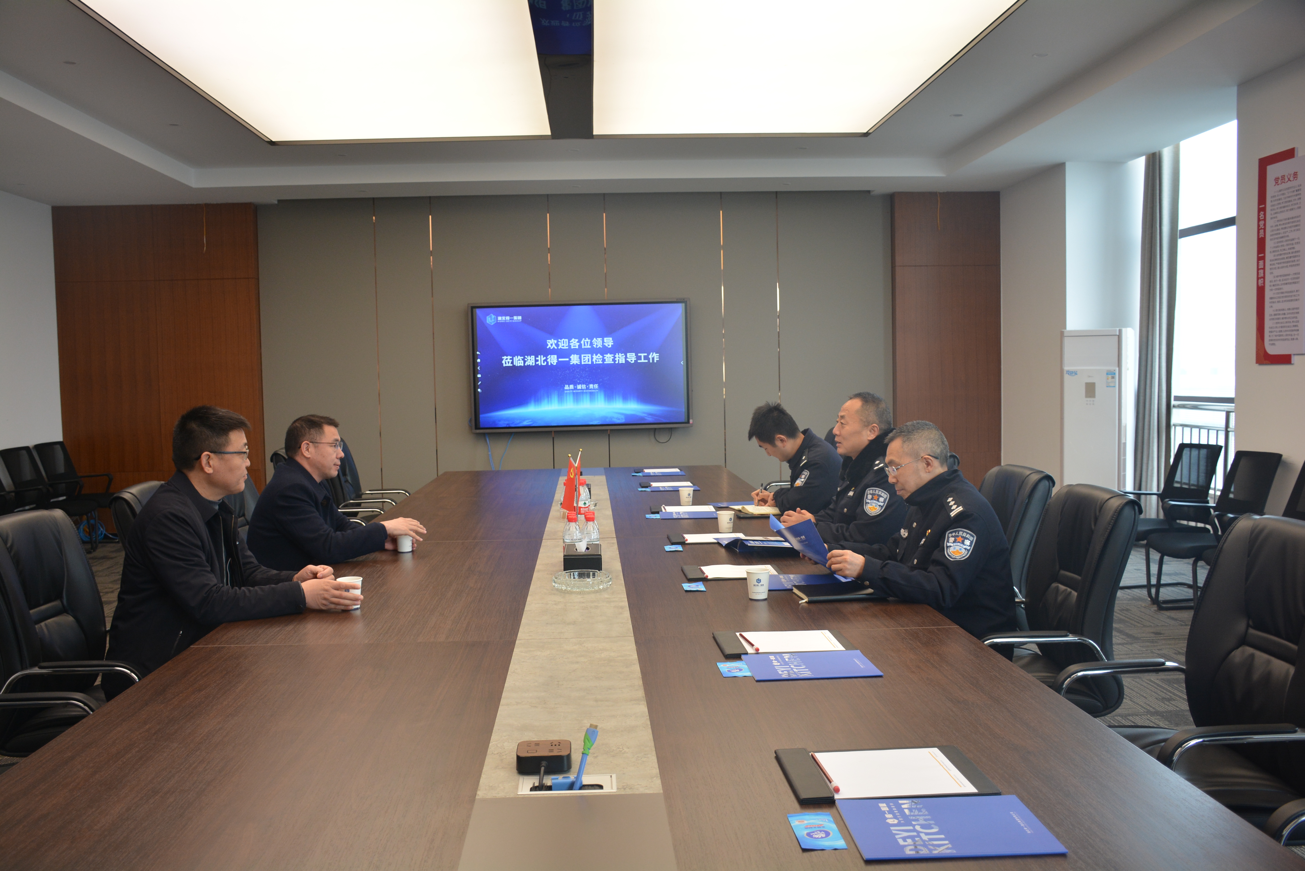 东津新区公安分局党委书记、局长徐海斌莅临熊猫体育调研指导工作