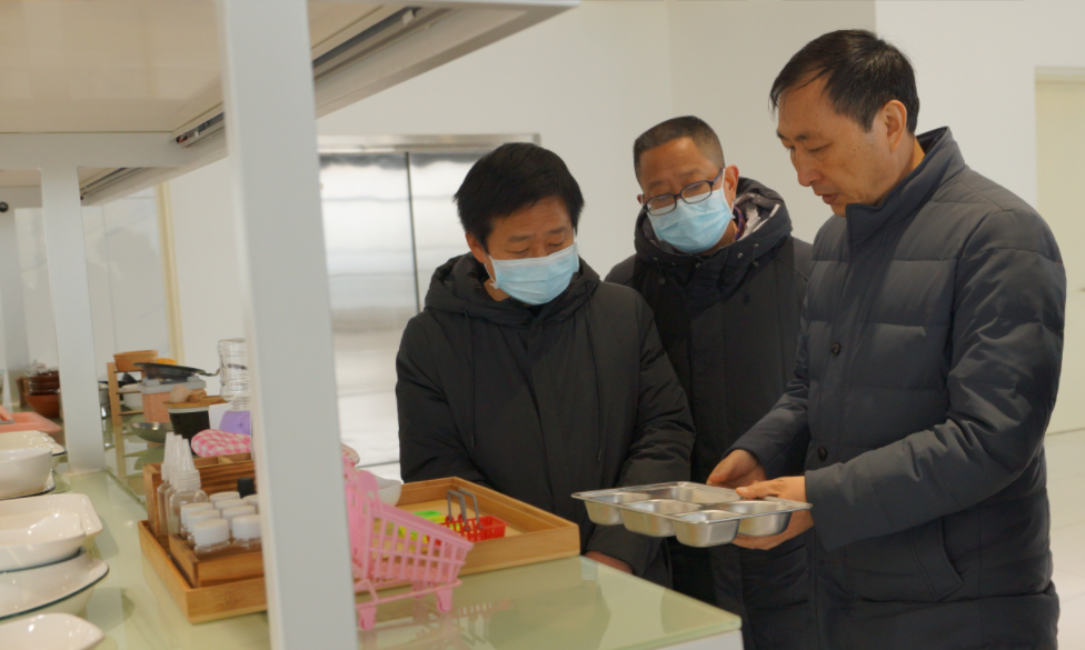 钟祥市后勤办、钟祥一中领导莅临湖北熊猫体育集团考察